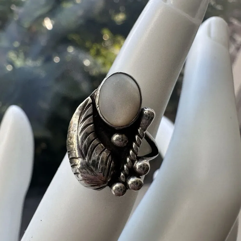 VTG Old Pawn Navajo‎ Ring Size 4.5 MOP Shell Cab Feather Sterling Silver 3.4g